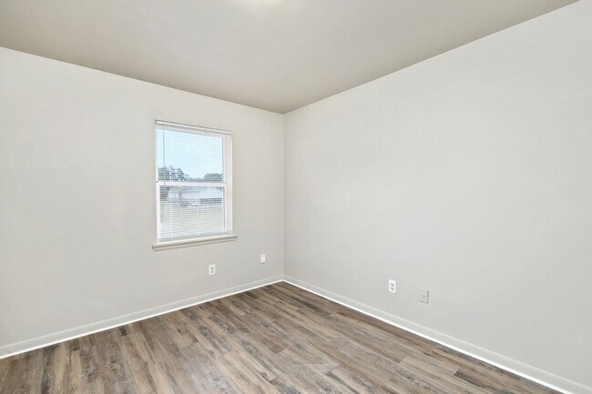 Building Photo - Newly Renovated 2 Bedroom Unit!