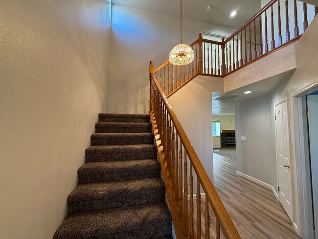 Building Photo - Nicely updated 4-bedroom in Oakdale!