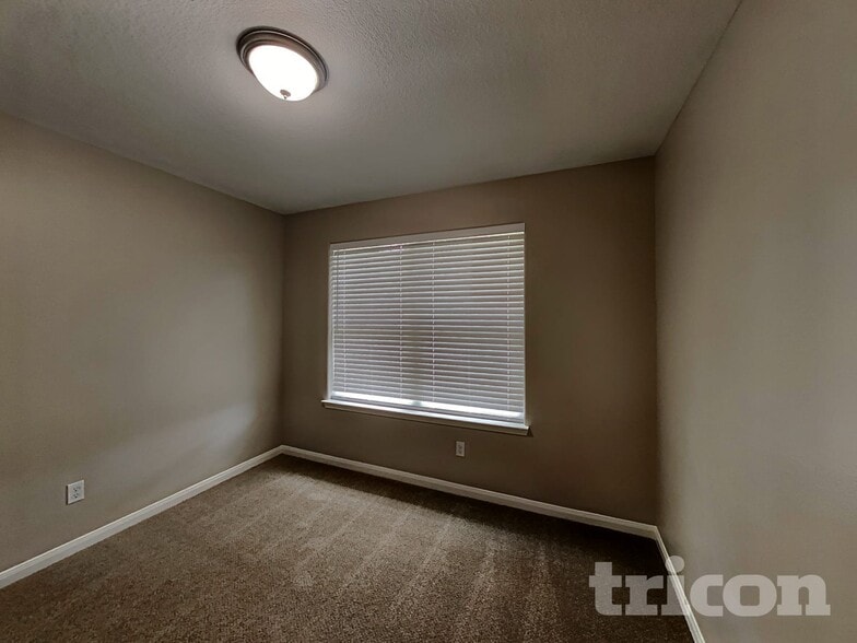 Building Photo - 815 Marigold Rd