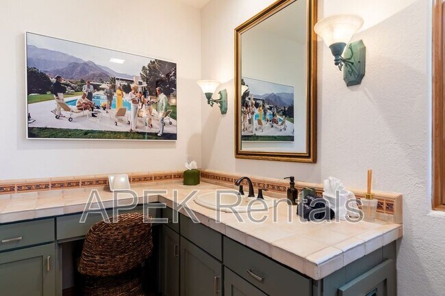 Building Photo - 690 W Linda Vista Dr