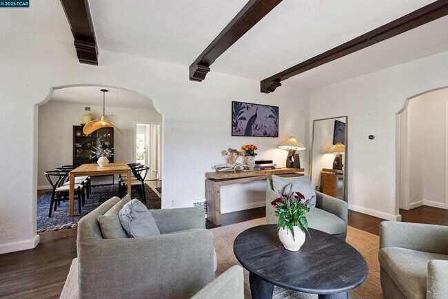 Building Photo - 1048 Leo Way