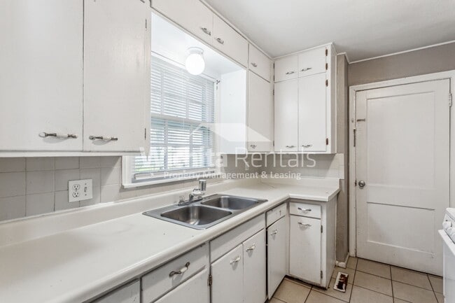 Building Photo - 3 bedroom 1 bath home