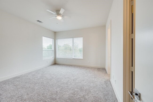 Building Photo - 2102 Live Oak St