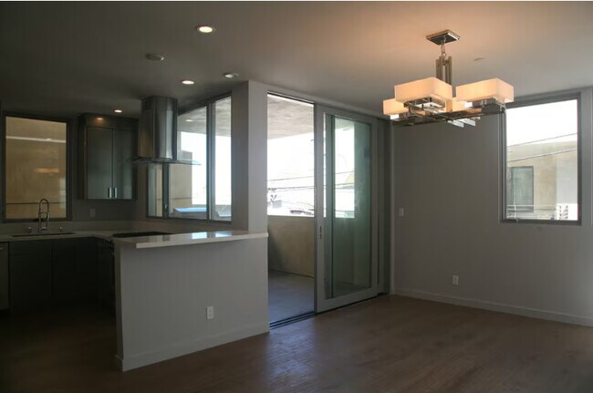 Building Photo - 310 16th Pl