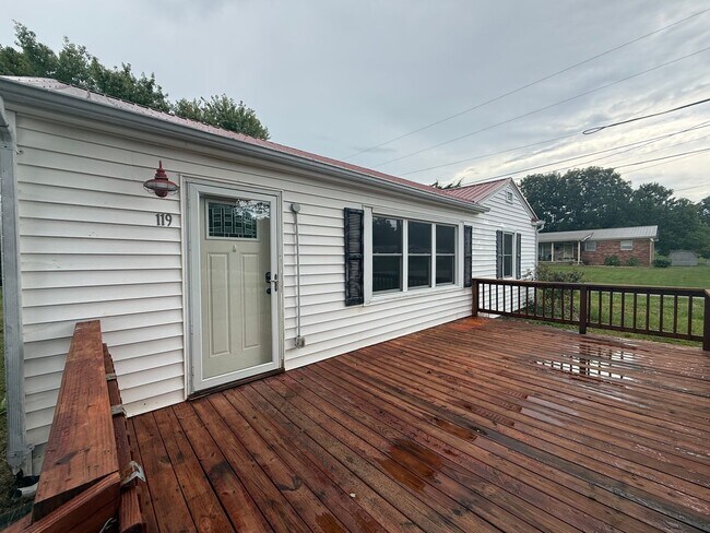 Building Photo - 4 Bedroom 1 Bathroom Home Located in Greeneville, TN