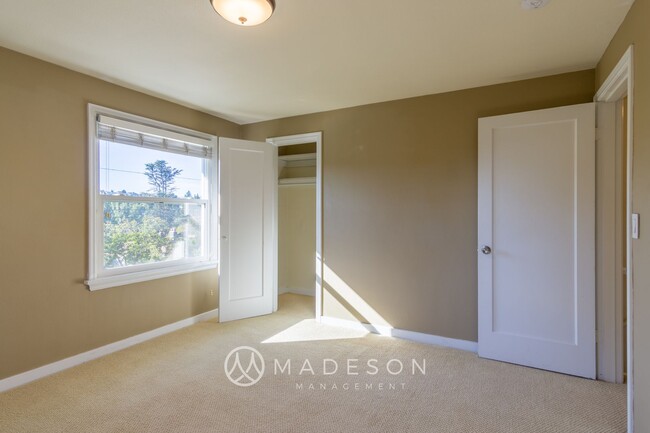 Building Photo - One Month Free Rent! Spacious Magnolia 3 B...