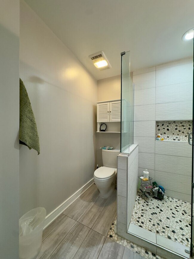 Building Photo - Charming 4Bed/3Bath in Riverside Neighborhood