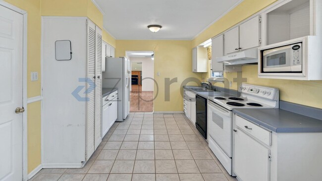 Building Photo - 324 Busher Rd