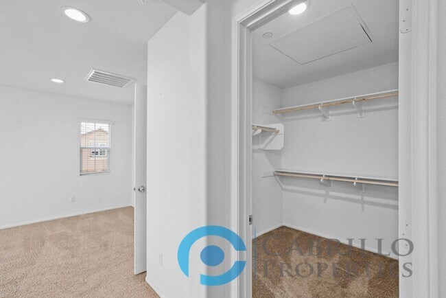 Building Photo - Spacious 3 bedroom Home w/2 car Garage in ...