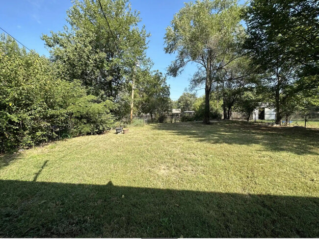Building Photo - 1208 E Charleston Dr