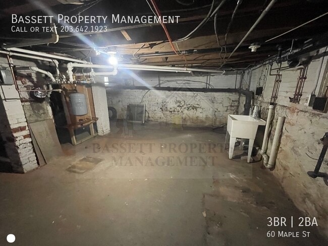 Building Photo - 60 Maple St