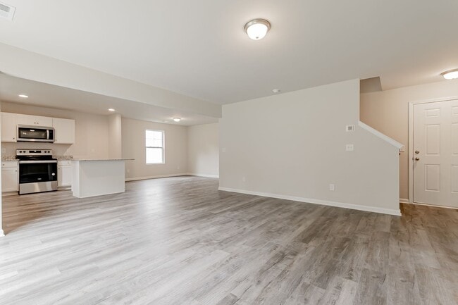 Building Photo - 5 bedroom Benjamin Floor Plan with a relax...