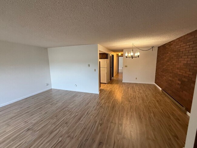 Building Photo - Spacious Single-Level Living with Retro Charm, Private Garage & Abundant Storage