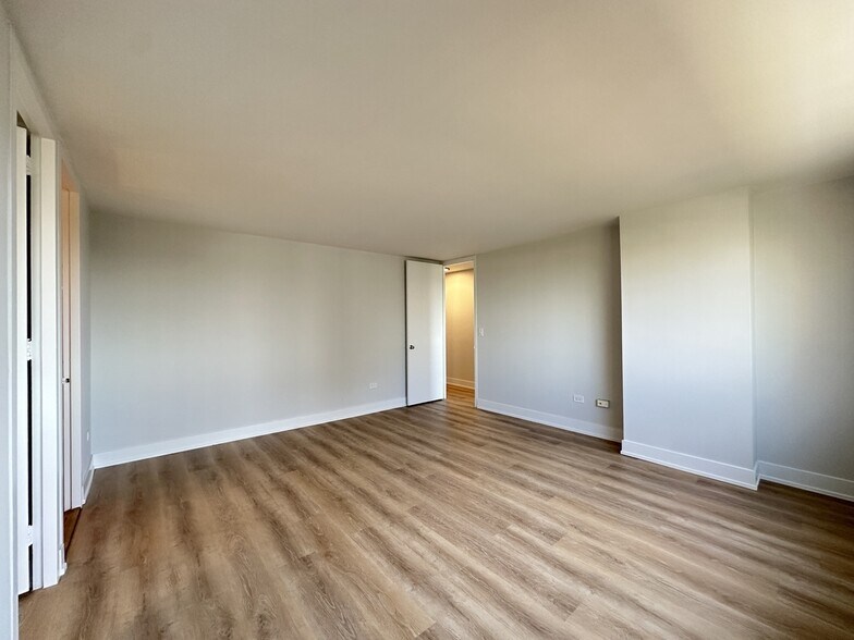 Building Photo - 1349 N Dearborn St