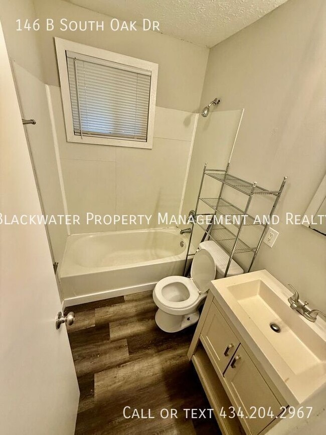 Building Photo - 146 S Oak Dr