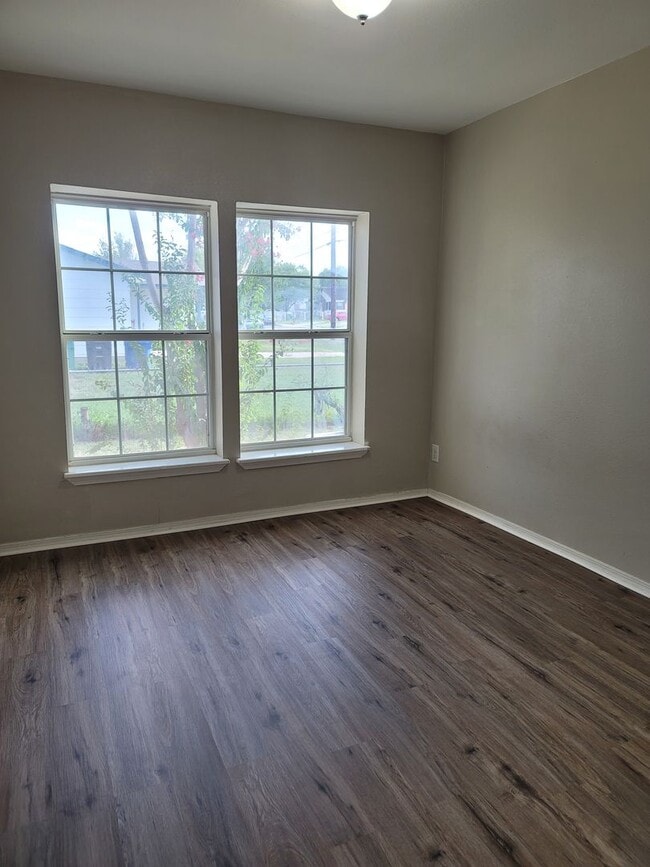 Building Photo - 4/2/2 TOTALLY renovated home