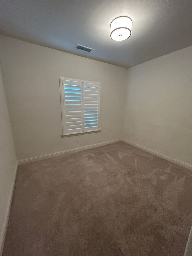 Building Photo - Don't miss out newer 4 bedroom 2 bath in K...