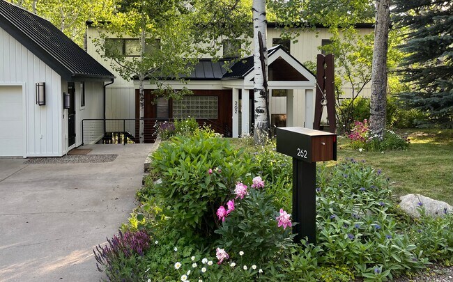 Building Photo - 262 Eastwood Rd