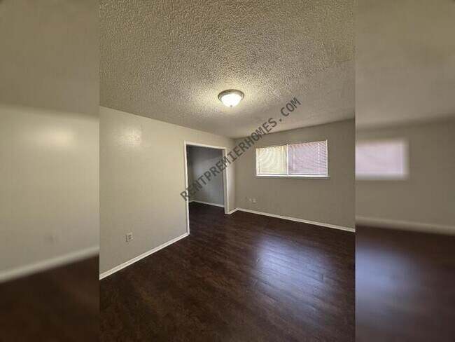 Building Photo - 1220 Twin Lakes Dr