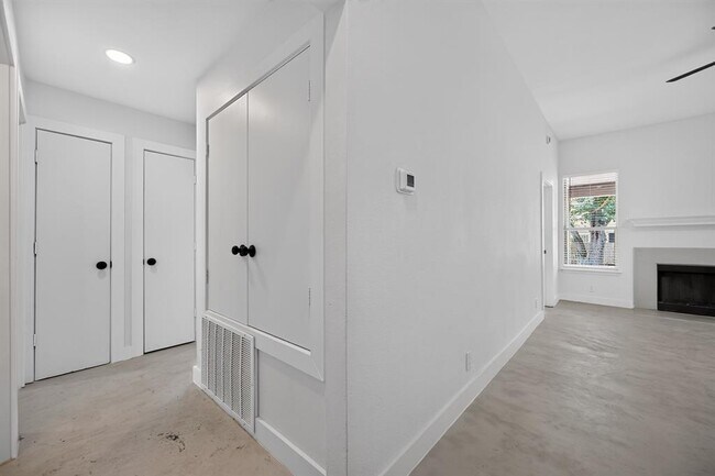 Building Photo - 14511 Oliphant St