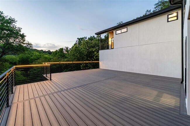 Building Photo - 620 Bermuda St