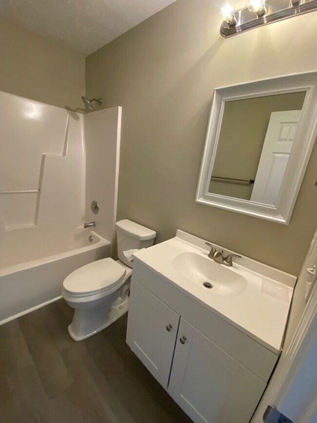 Building Photo - Welcome to this charming 3-bedroom, 2-bathroom home located in the vibrant city of Wilmington, NC.