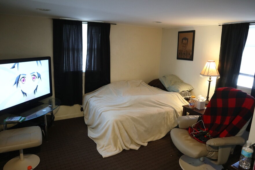 Building Photo - 611 Park St