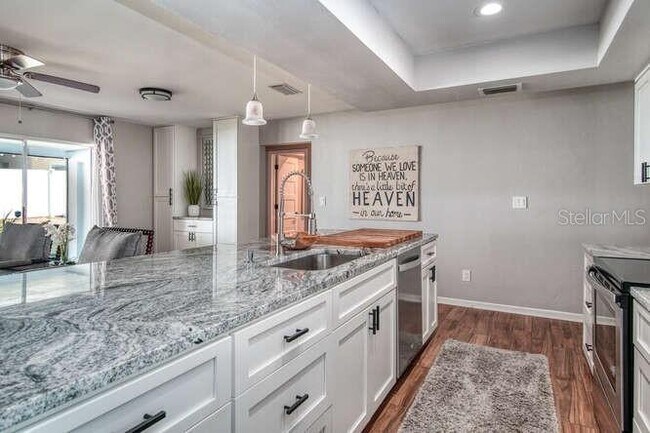 Building Photo - 14665 Crown Dr
