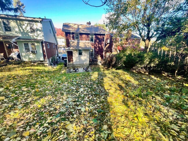 Building Photo - 3 Bedroom 1.5 Bath in Dormont! Off Street ...