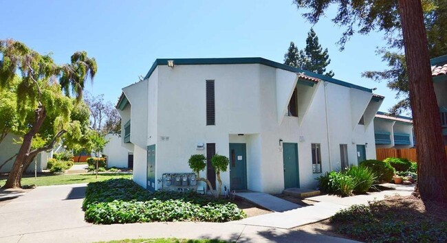 Building Photo - Remodeled 2bd/1ba 2 Story Condo Near Heart...