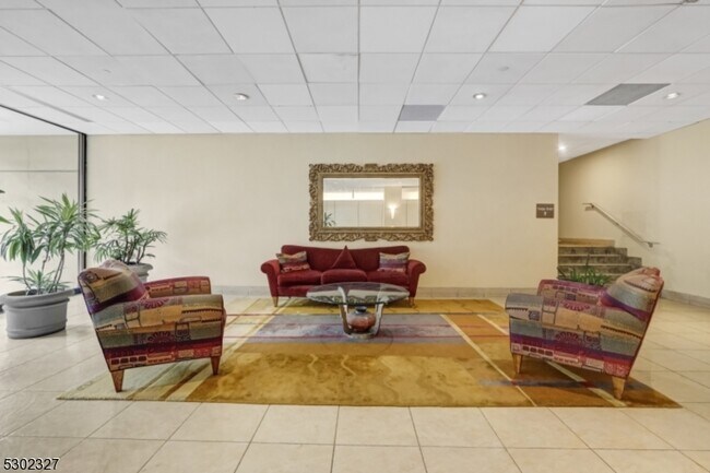 Building Photo - 1055 River Rd