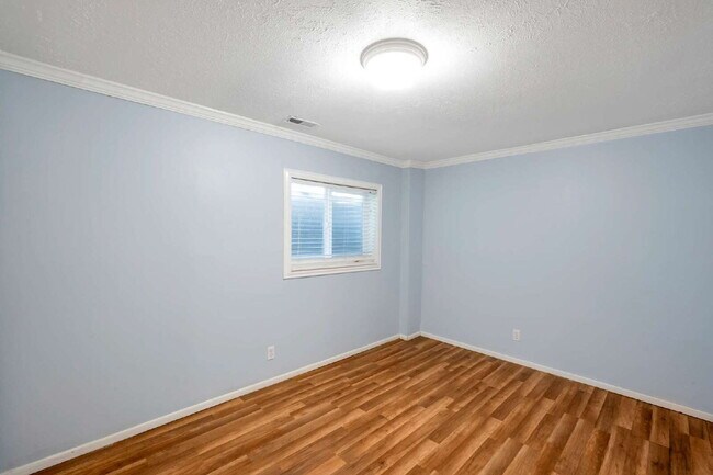 Building Photo - Convenient Sandy Townhome with 3 BD & 2 BA