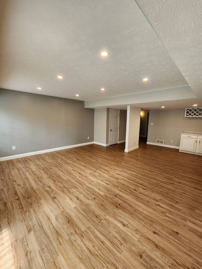 Building Photo - 10555 Montgomery Rd