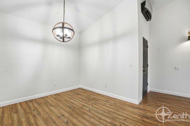 Building Photo - 13902 NE Piper Rd