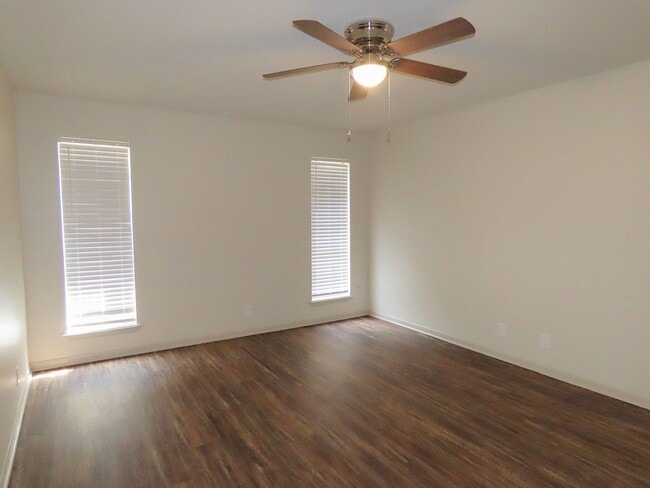 Building Photo - Remodeled in 2024! Gorgeous 3 Bdrm., 2 Bath Duplex in Whitehouse ISD!