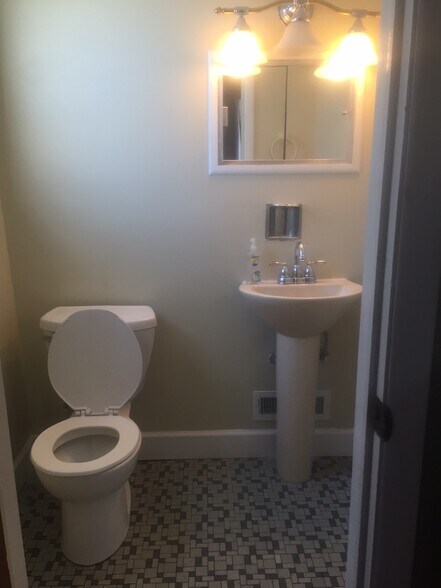 Building Photo - 301 Roosevelt Ave