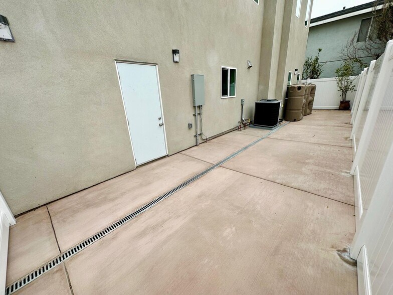 Building Photo - 8916 Whitworth Dr
