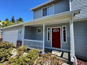 Building Photo - Fully updated 3 bed/2.5 bath home