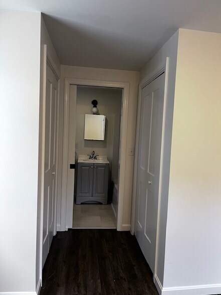 Bed 3 closets with bathroom - 172 S Maple St