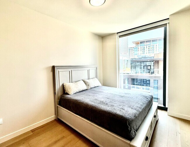 Building Photo - Gorgeous 30th Floor 2BD / 2BA Corner Sky R...