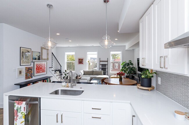 Building Photo - Newer Three Bed-Three Bath Townhouse Condo...