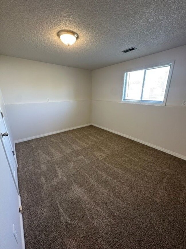 Building Photo - Beautiful 4 Bedroom 2 Bathroom house! #1103