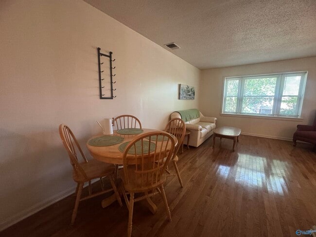 Building Photo - 2132 Belle Grove Dr SW