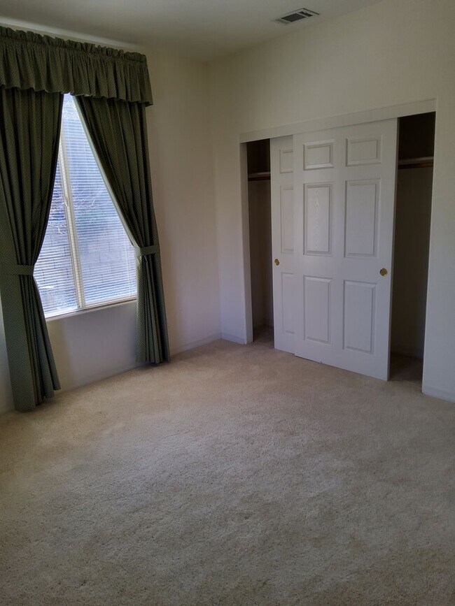 Building Photo - Beautiful house in great neighborhood with...
