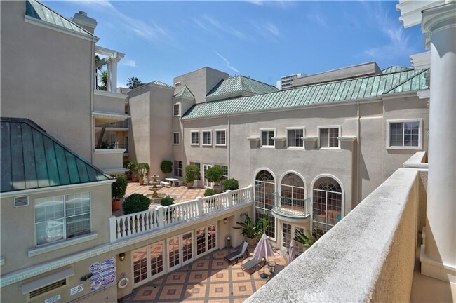 Building Photo - 930 N Doheny Dr