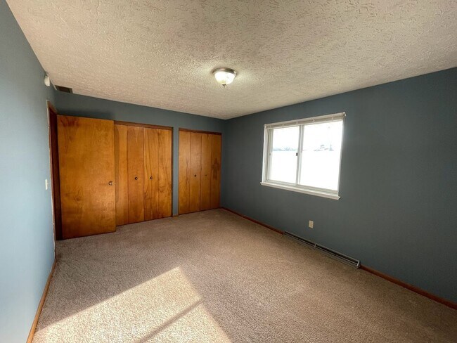 Building Photo - Two bedroom one bathroom apartment for rent