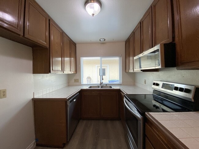 Building Photo - 2+bd/1ba Single Story Duplex Minutes Drive...