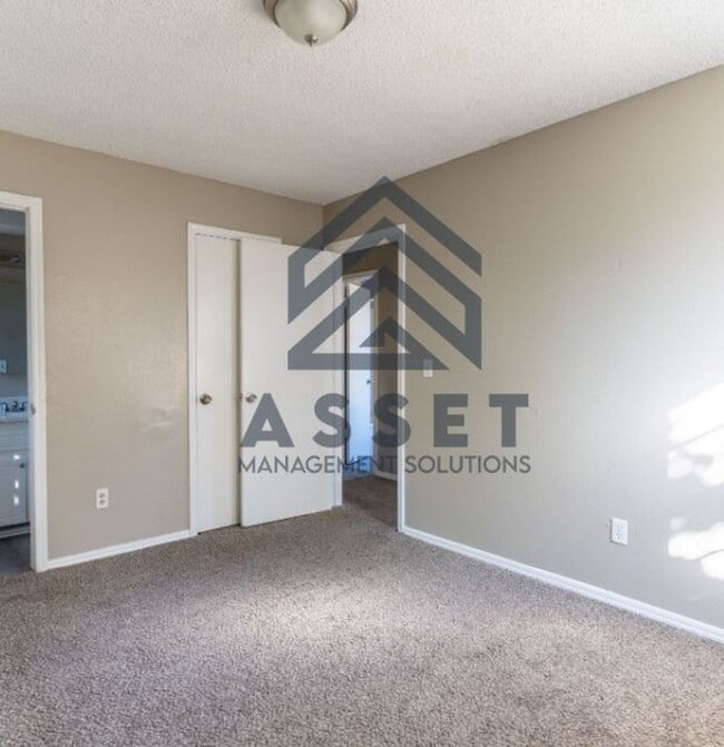 Building Photo - 9316 NE Stardust Ln