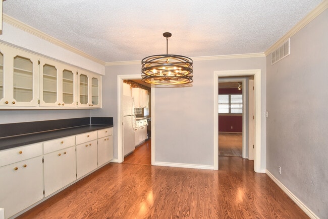 Building Photo - 1023 E Thompson Ave