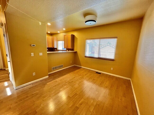 Building Photo - 3 bed 3.5 Bath with Bonus Studio Suite Above Detached Garage!